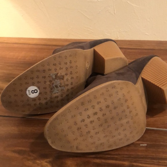 DV Booties. Size 8 - Picture 6 of 6